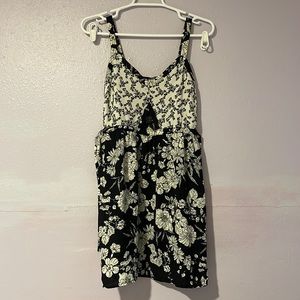 Black and white floral flowy v-neck sleeveless sundress